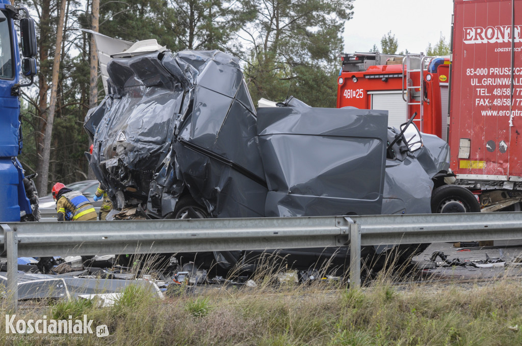 Wypadek na S5. Nie żyje kierowca zmiażdżonego busa