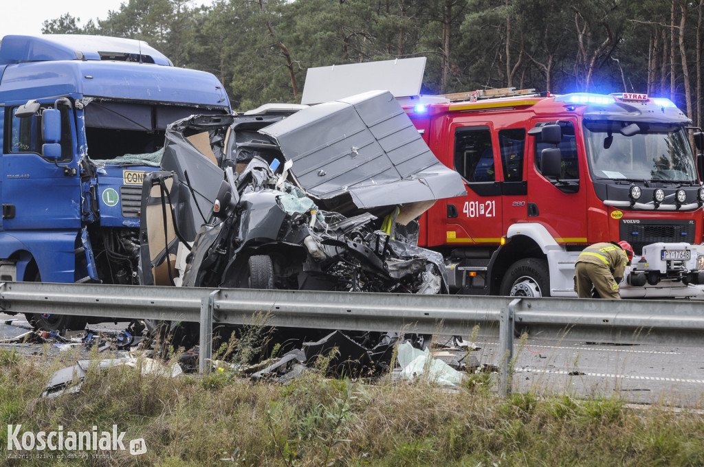 Wypadek na S5. Nie żyje kierowca zmiażdżonego busa