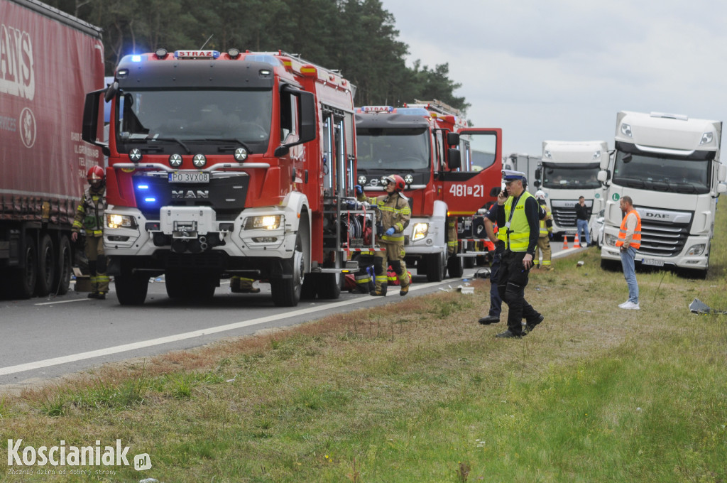 Wypadek na S5. Nie żyje kierowca zmiażdżonego busa