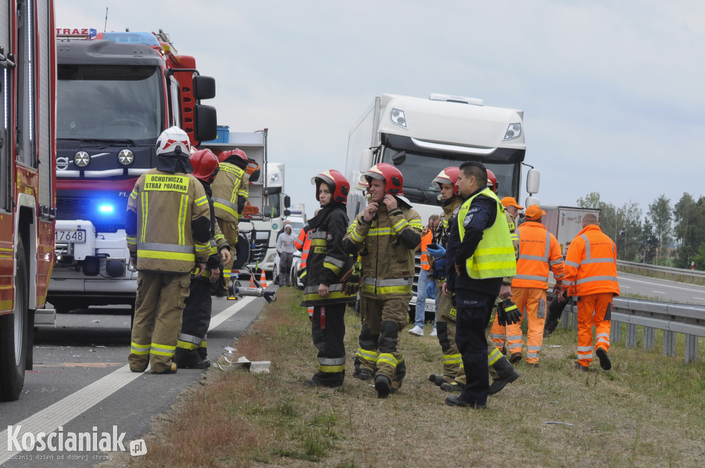 Wypadek na S5. Nie żyje kierowca zmiażdżonego busa