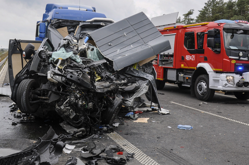 Wypadek na S5. Nie żyje kierowca zmiażdżonego busa