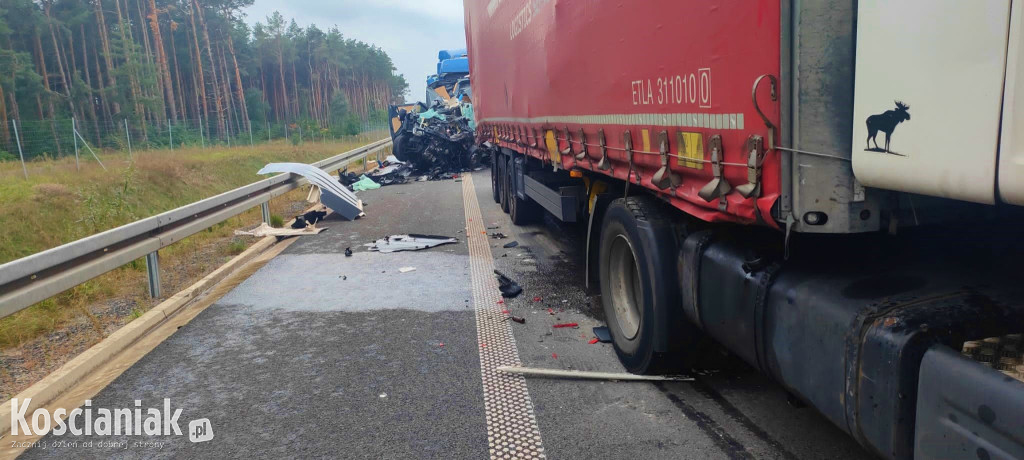 Wypadek na S5. Nie żyje kierowca zmiażdżonego busa