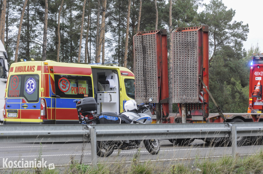 Wypadek na S5. Nie żyje kierowca zmiażdżonego busa