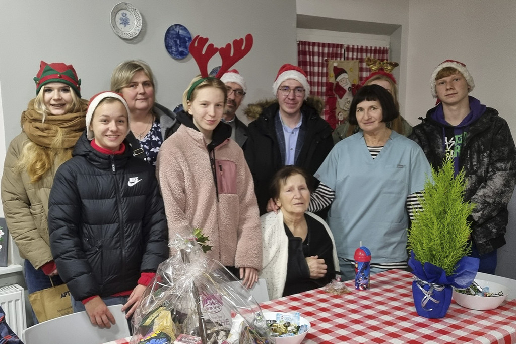 Przekazali świąteczne cyprysy seniorom