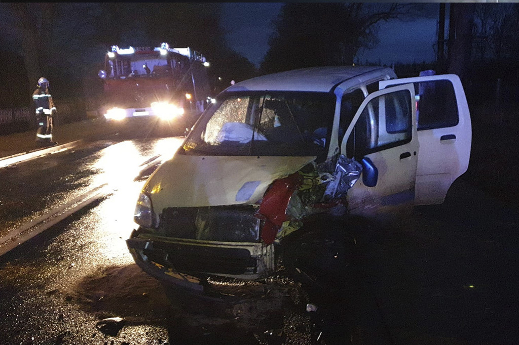 Czołowe zderzenie na drodze wojewódzkiej [ZDJĘCIA]