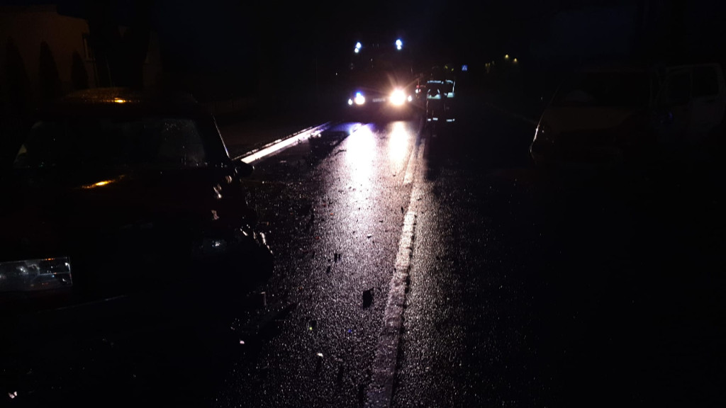 Czołowe zderzenie na drodze wojewódzkiej [ZDJĘCIA]