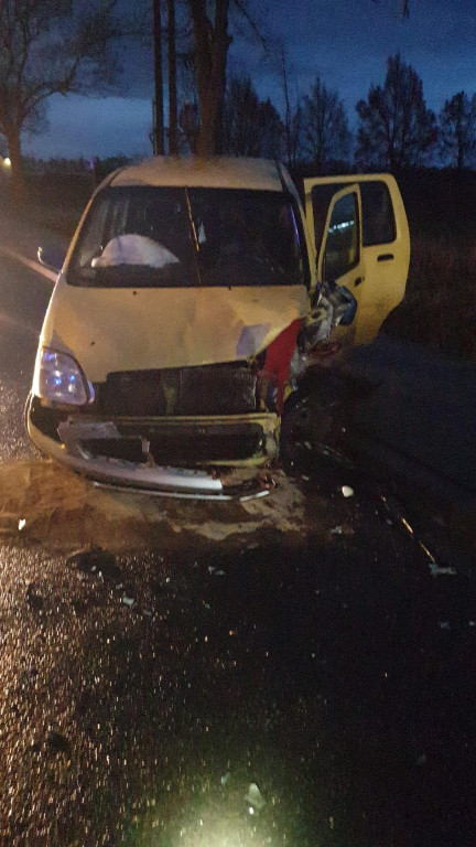 Czołowe zderzenie na drodze wojewódzkiej [ZDJĘCIA]