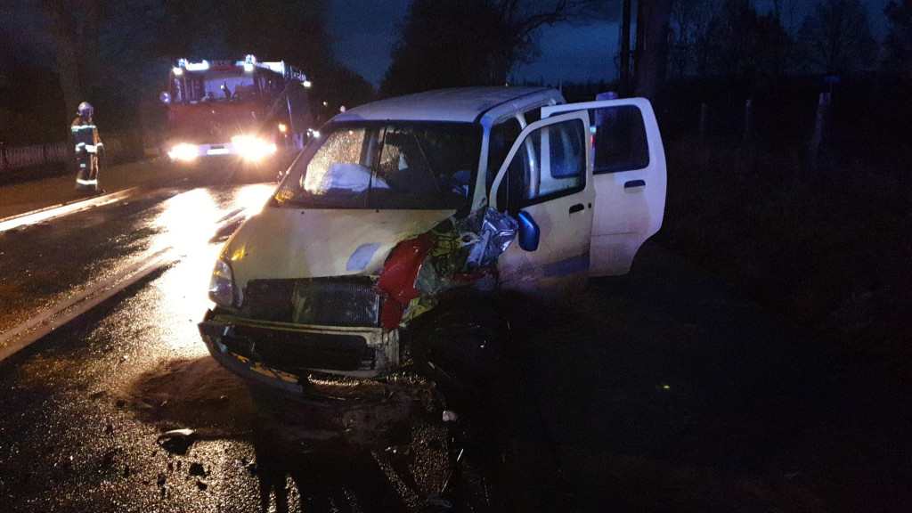 Czołowe zderzenie na drodze wojewódzkiej [ZDJĘCIA]