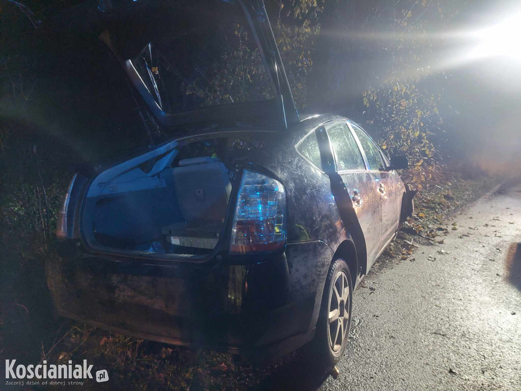 Nie opanował pojazdu i uderzył w drzewo