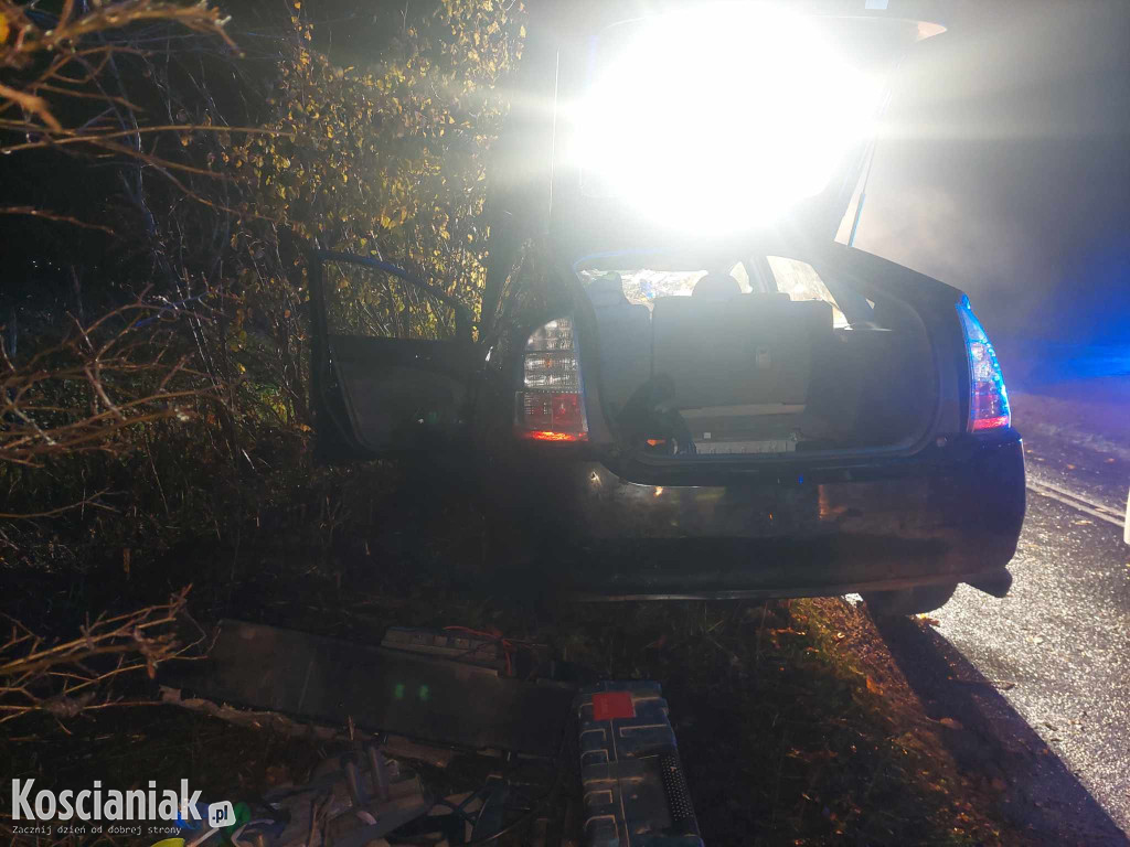 Nie opanował pojazdu i uderzył w drzewo