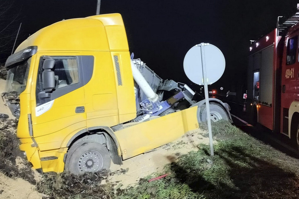 Ciężarówką wjechał do rowu