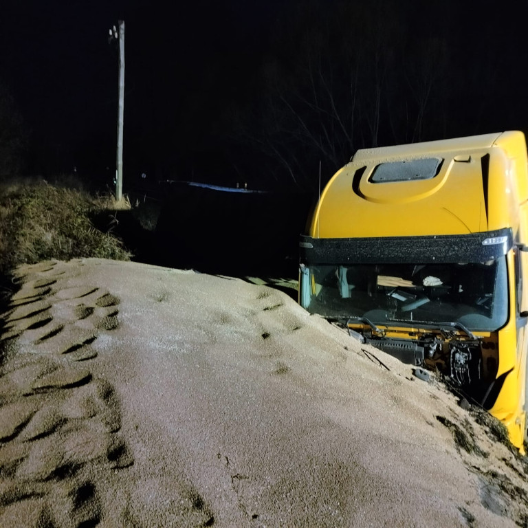 Ciężarówką wjechał do rowu