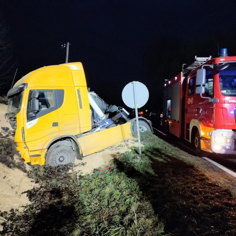 Ciężarówką wjechał do rowu