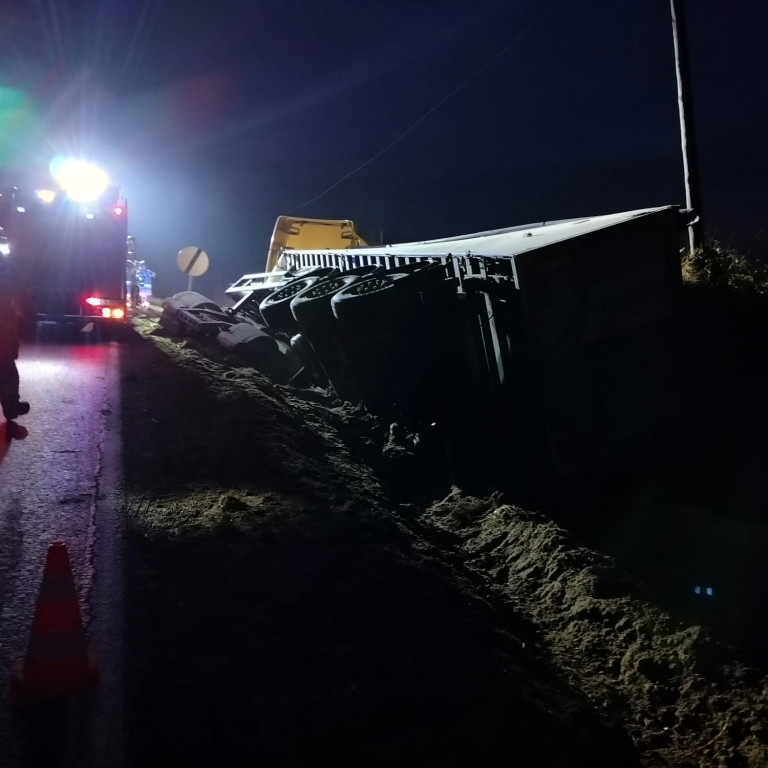 Ciężarówką wjechał do rowu