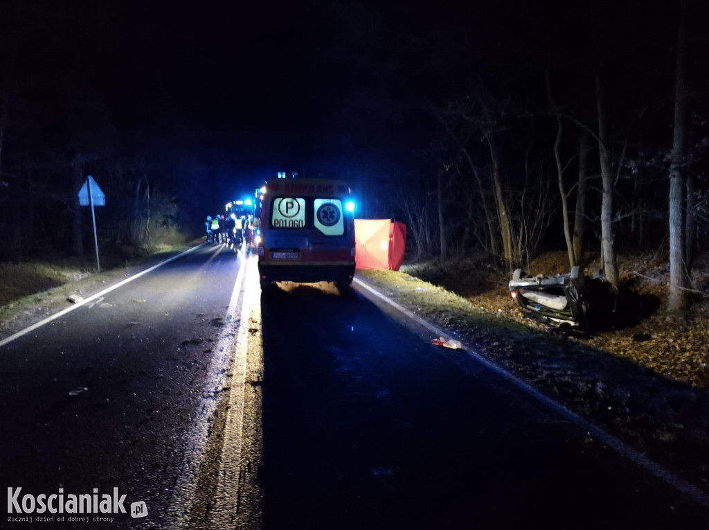 Śmiertelny wypadek. Sprawca i pasażer uciekli