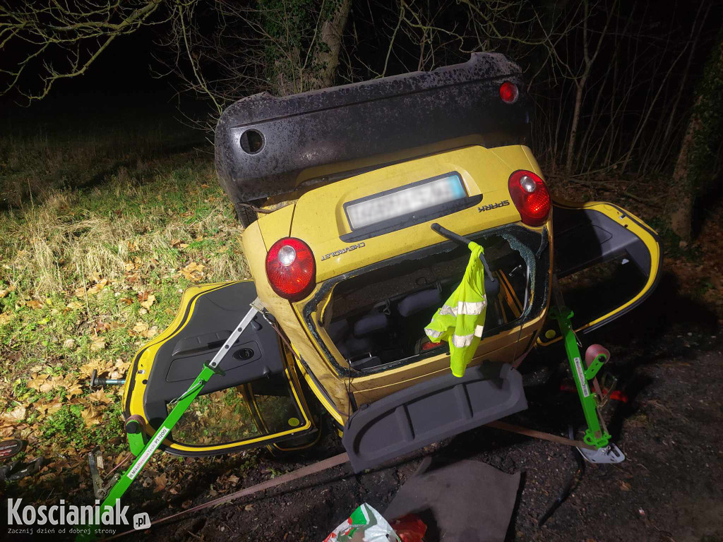 Jechała za szybko i dachowała