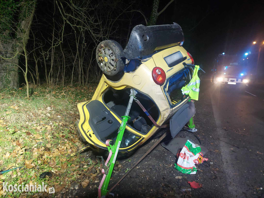 Jechała za szybko i dachowała