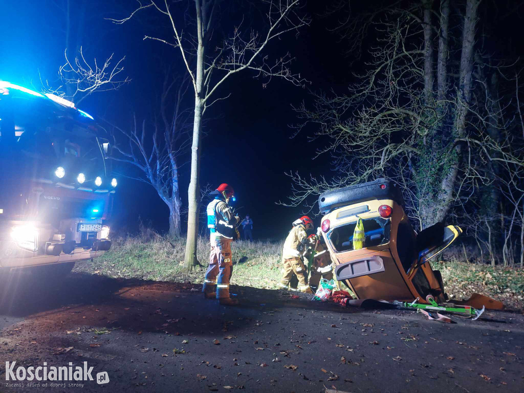 Jechała za szybko i dachowała