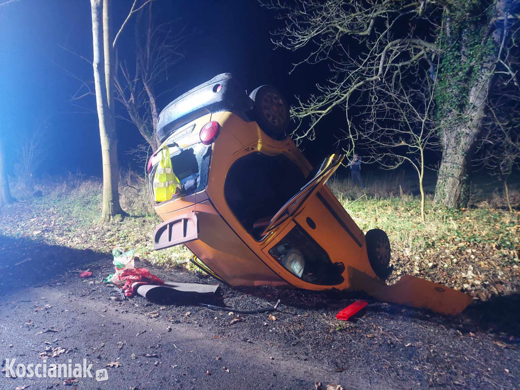 Jechała za szybko i dachowała