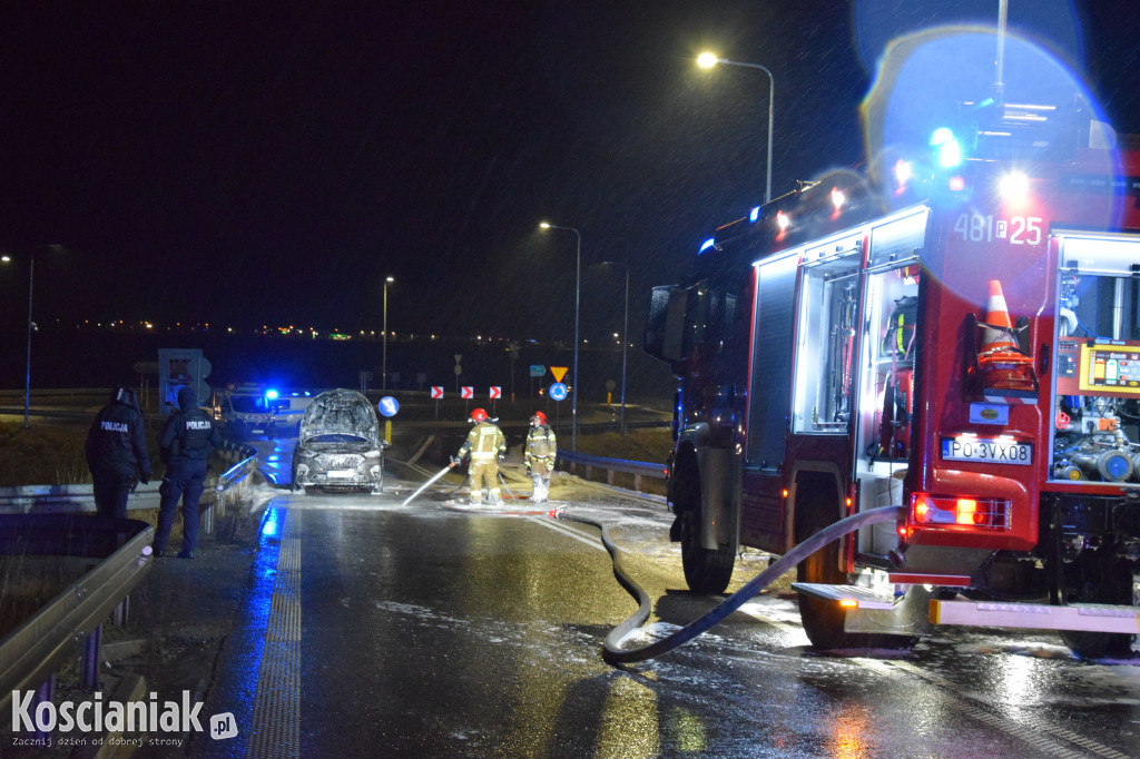 Pożar samochodu w okolicy zjazdu Kościan Północ