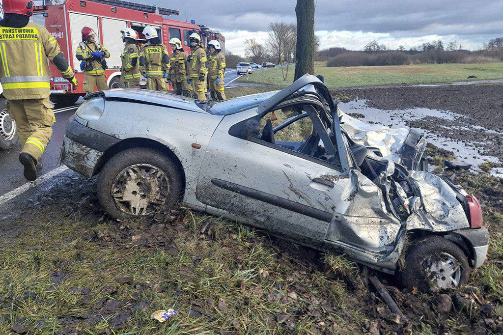 Uderzył w drzewo. Pasażer trafił do szpitala