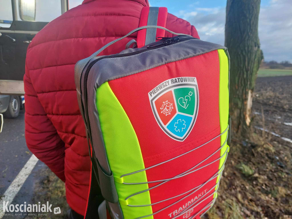 Uderzył w drzewo. Pasażer trafił do szpitala