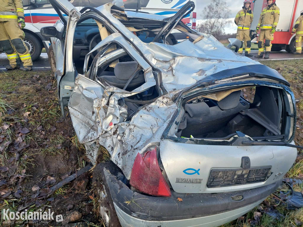 Uderzył w drzewo. Pasażer trafił do szpitala