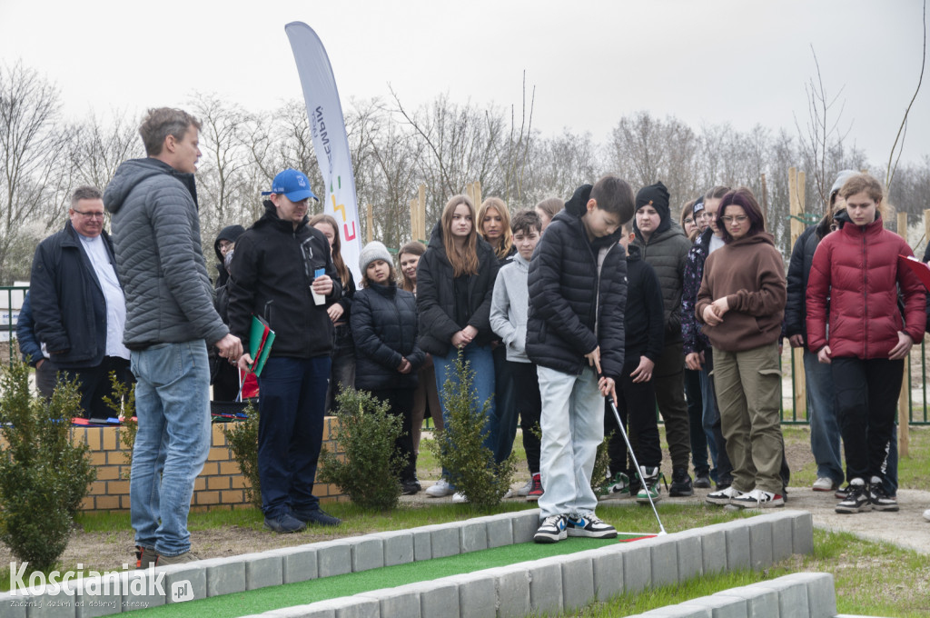 W Borowie otwarto pole do gry w minigolfa