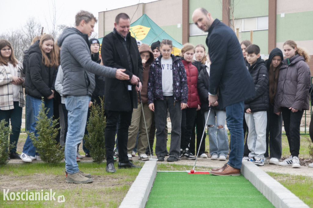 W Borowie otwarto pole do gry w minigolfa