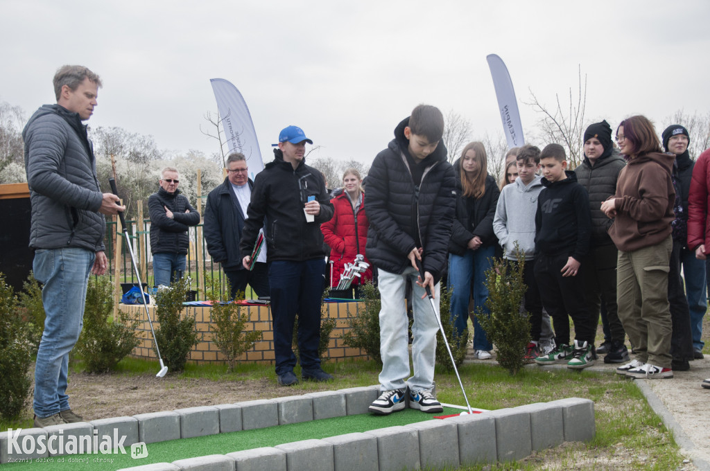 W Borowie otwarto pole do gry w minigolfa