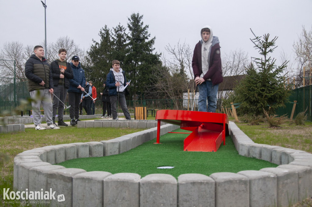 W Borowie otwarto pole do gry w minigolfa
