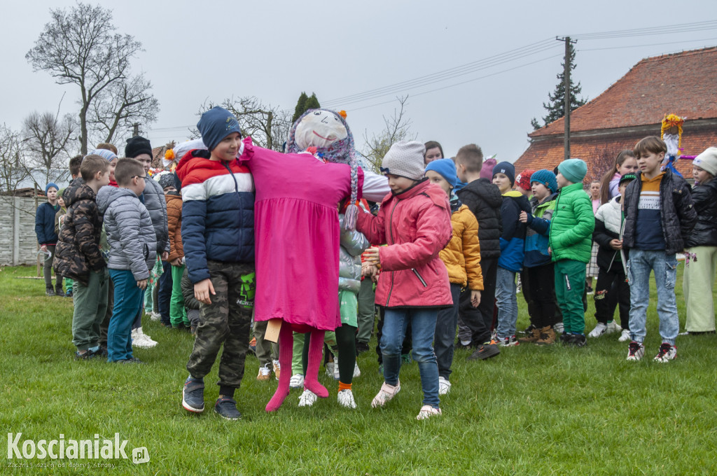 Uczniowie ze szkoły w Racocie powitali wiosnę