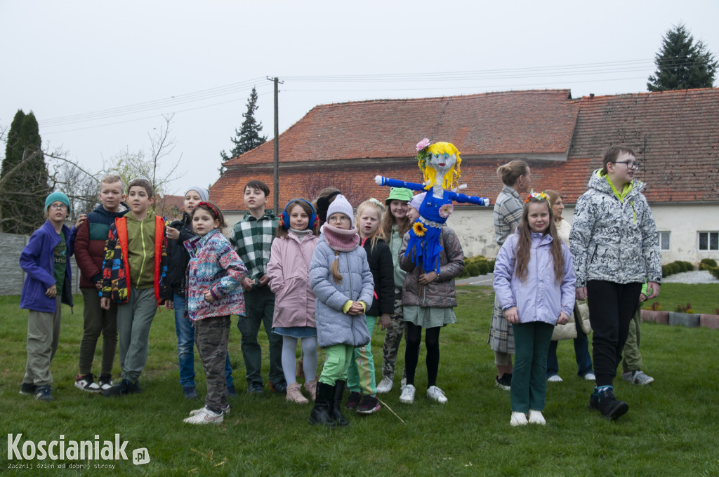 Uczniowie ze szkoły w Racocie powitali wiosnę