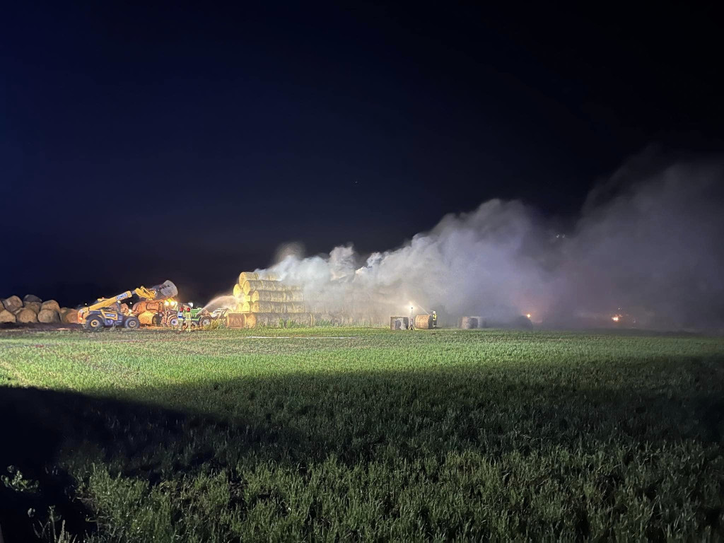 Palił się stóg z tysiącem balotów