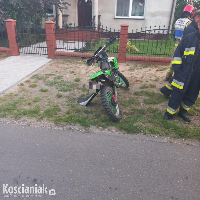 Motorowerem wjcechał w samochód