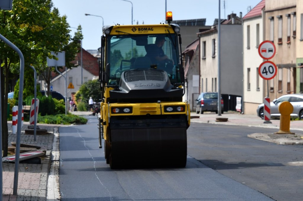 Trwa układanie masy bitumicznej na Poznańskiej