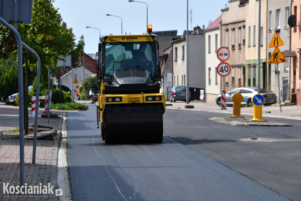 Trwa układanie masy bitumicznej na Poznańskiej