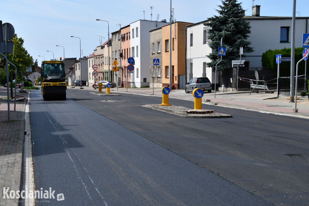Trwa układanie masy bitumicznej na Poznańskiej
