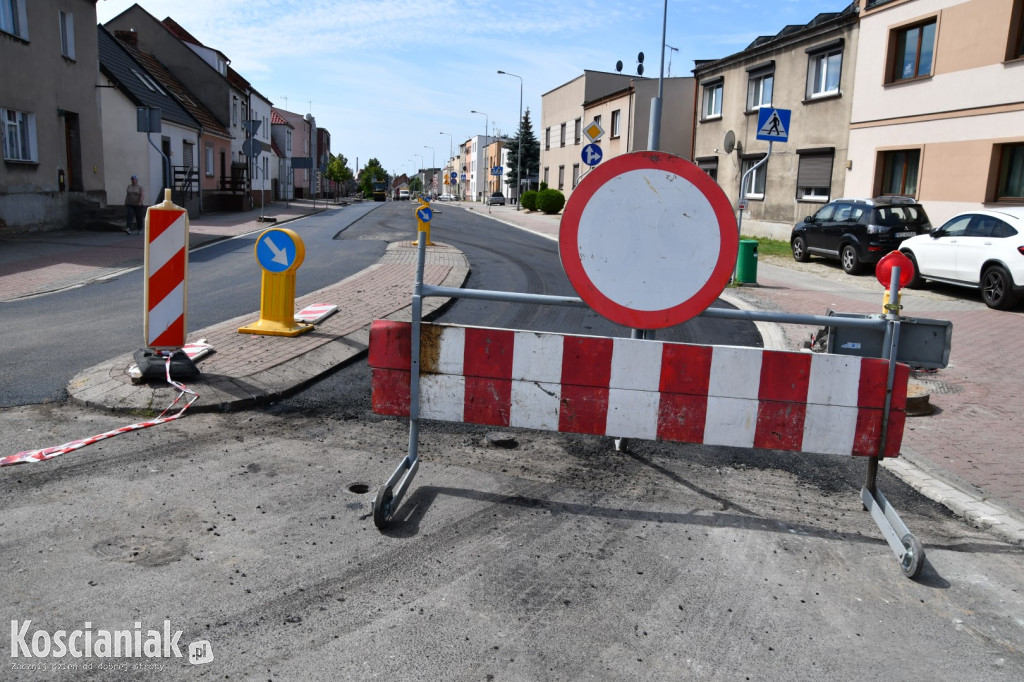 Trwa układanie masy bitumicznej na Poznańskiej