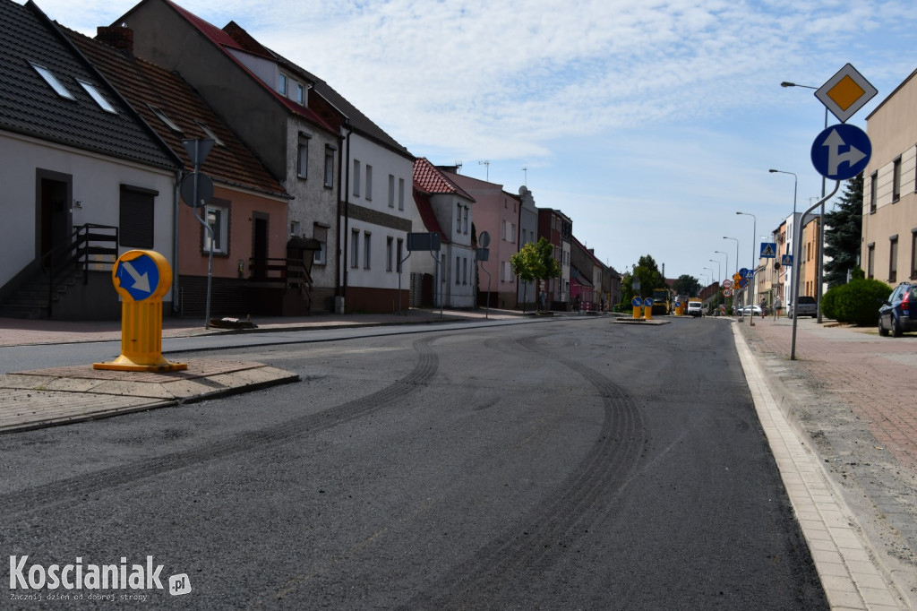 Trwa układanie masy bitumicznej na Poznańskiej