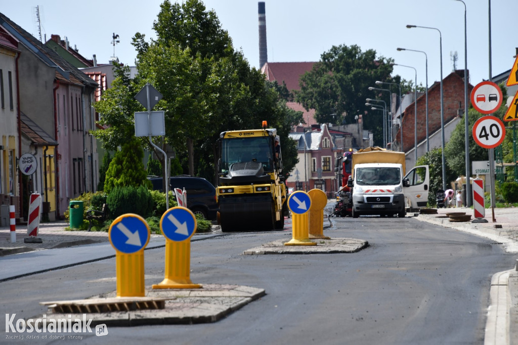 Trwa układanie masy bitumicznej na Poznańskiej