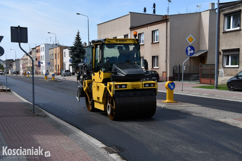Trwa układanie masy bitumicznej na Poznańskiej