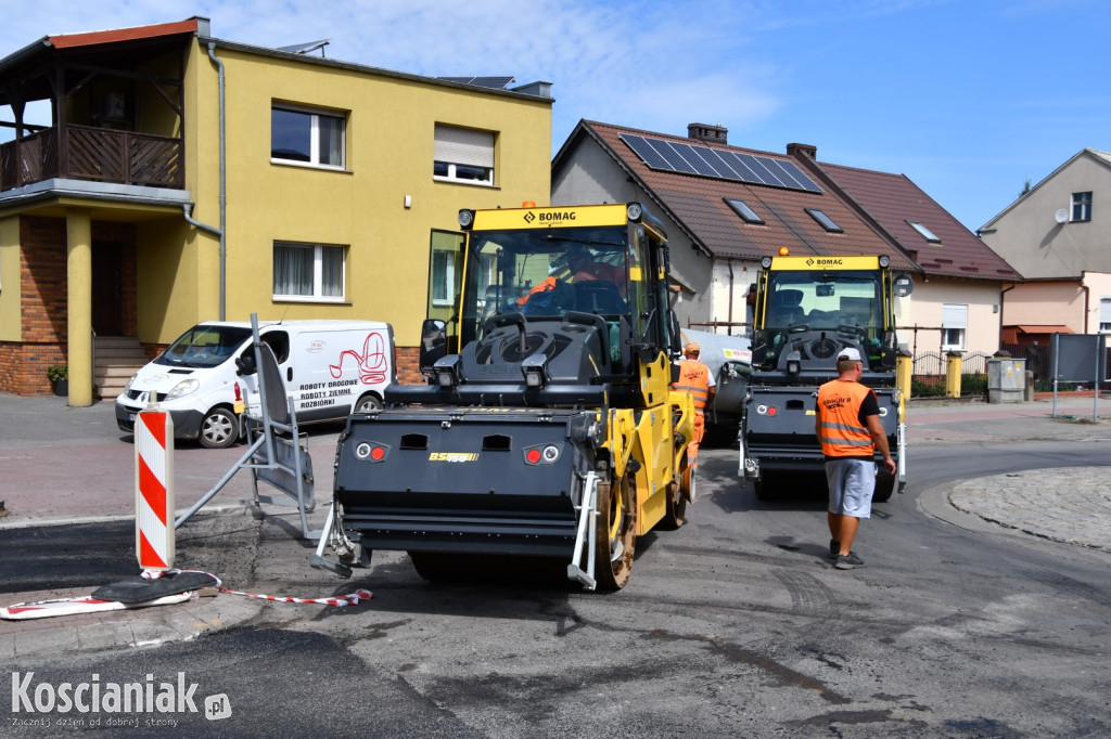 Trwa układanie masy bitumicznej na Poznańskiej