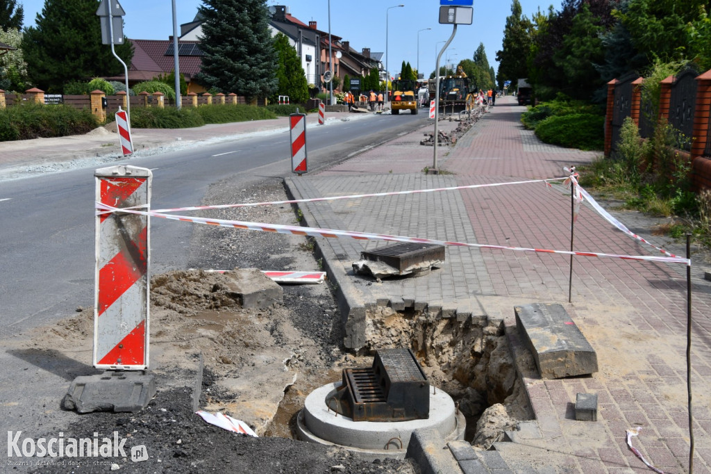 Trwa układanie masy bitumicznej na Poznańskiej