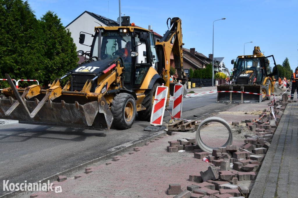 Trwa układanie masy bitumicznej na Poznańskiej