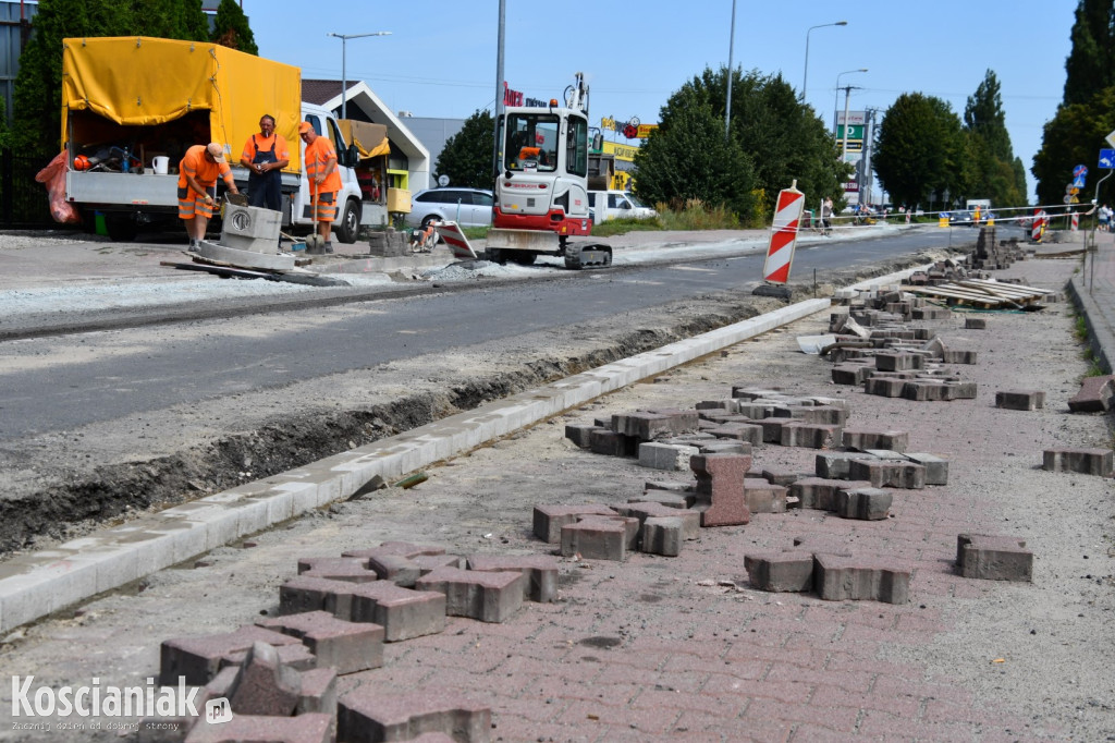 Trwa układanie masy bitumicznej na Poznańskiej