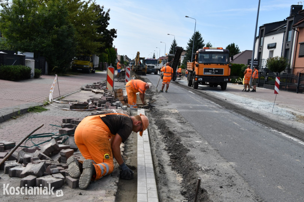 Trwa układanie masy bitumicznej na Poznańskiej