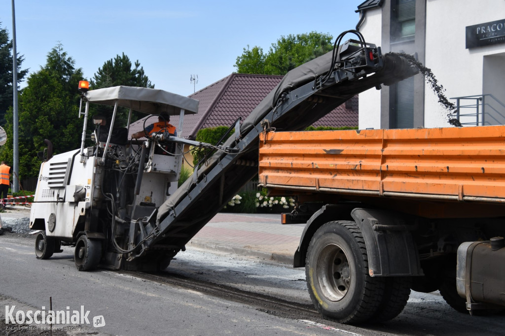 Trwa układanie masy bitumicznej na Poznańskiej