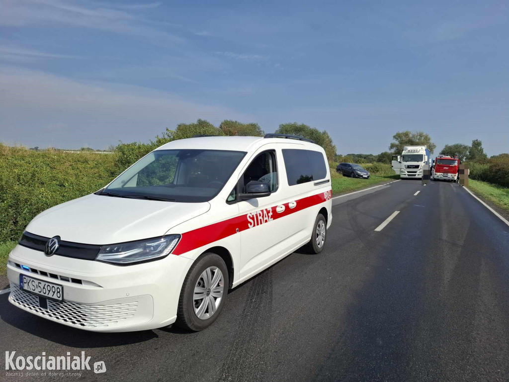 Zasnął za kierownicą i uderzył w ciężarówkę