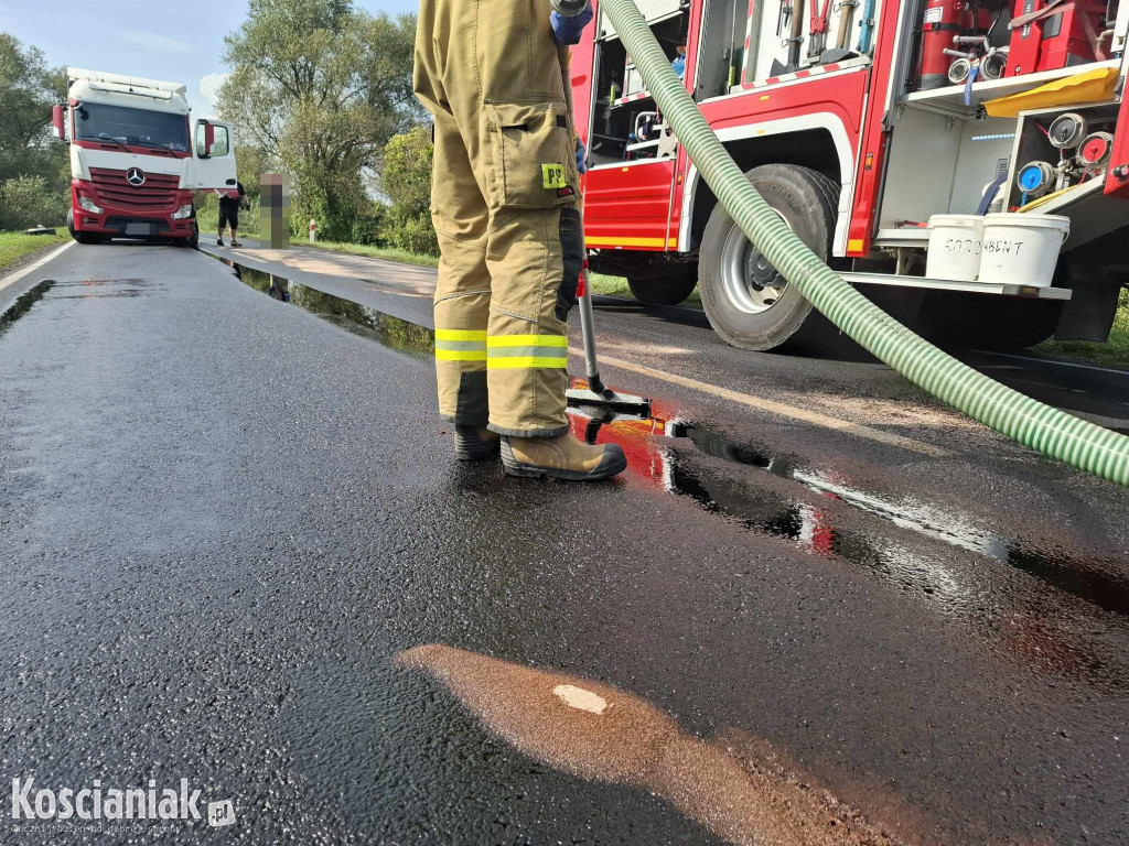 Zasnął za kierownicą i uderzył w ciężarówkę